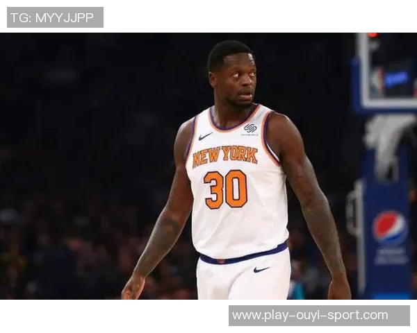 兰德尔三节豪取三双表现出色但失误频繁影响球队表现